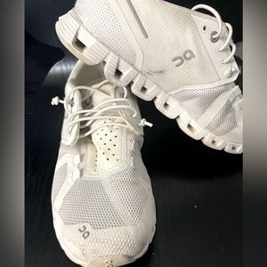 On Cloud running sneakers